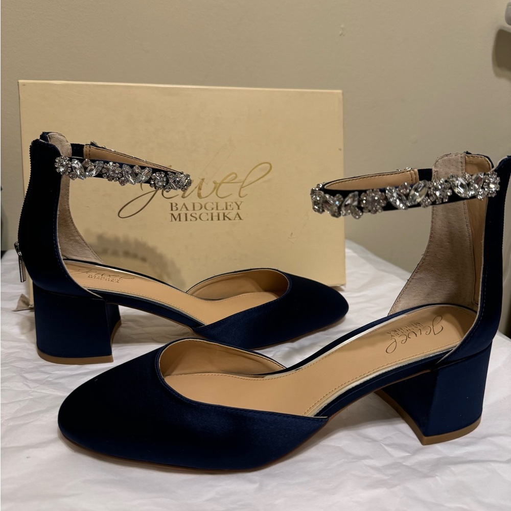 Jewel Badgley Mischka
Cathleen Block Heel Evening Pumps - Picture 1 of 4